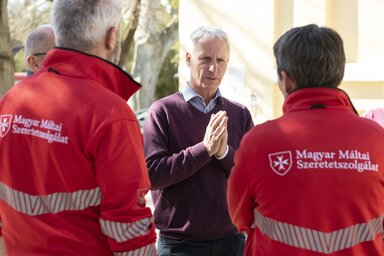 Beregsur�ny, 2022. �prilis 13.
Solt�sz Mikl�s, a Minisztereln�ks�g egyh�zi �s nemzetis�gi kapcsolatok�rt felel�s �llamtitk�ra, a Nemzeti Humanit�rius Koordin�ci�s Tan�cs eln�ke (k) a Magyar M�ltai Szeretetszolg�lat munkat�rsaival besz�lget Beregsur�nyban