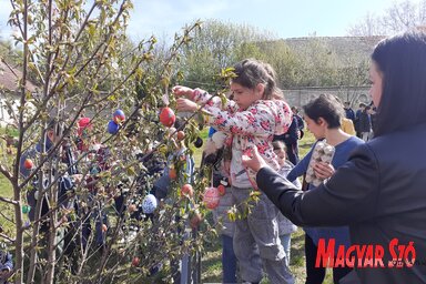 Az idei tojásfadíszítést felügyelő főszervezők, az íriszes csapat egy része