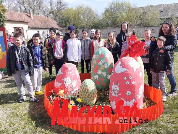 A tojásfadíszítés után Igor osztálytársaival és tanítónőjével, Molnár Csillával