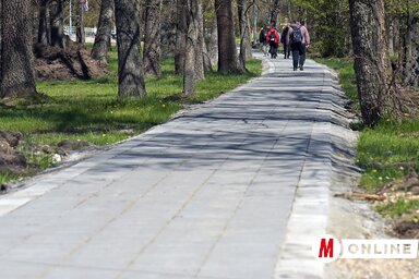 A járda megvilágítása még várat magára (Fotó: Gergely Árpád)