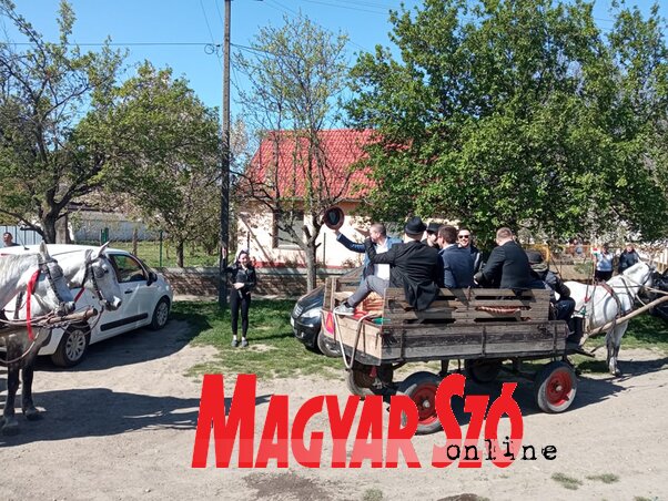 Az óbecsei lányok nagy szeretettel várják a locsolkodókat (Kancsár Izabella felvétele) Az óbecsei lányok nagy szeretettel várják a locsolkodókat (Kancsár Izabella felvétele)