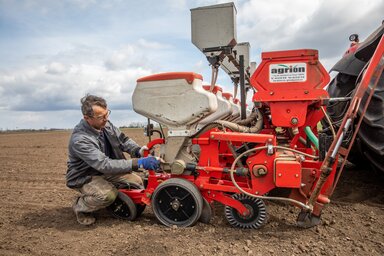 Orosh�za, 2021. �prilis 8.
�d�sz Istv�n g�pkezel� be�ll�t egy Agrion t�pus� vet�g�pet Orosh�za hat�r�ban, Herczeg Tibor gazd�lkod� sz�nt�f�ldj�n 2021. �prilis 8-�n.
MTI/Rosta Tibor