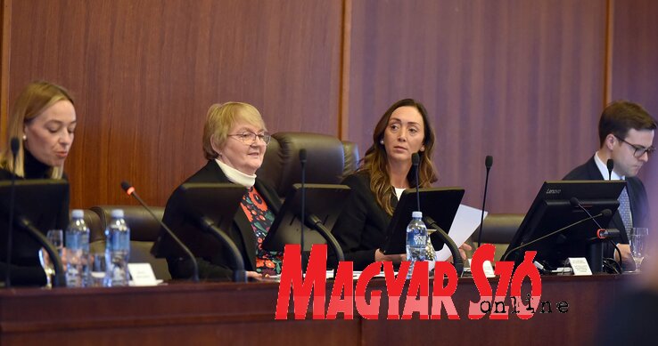 Középen Magyar Anna megyei tanácsnok és Dragana Milošević tartományi titkár (Fotó: Ótos András) Középen Magyar Anna megyei tanácsnok és Dragana Milošević tartományi titkár (Fotó: Ótos András)