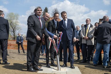 Dr�gelypal�nk, 2022. �prilis 20.
Balla Mih�ly, a t�rs�g fideszes orsz�ggy�l�si k�pvisel�je, Grendel G�bor, a szlov�k parlament aleln�ke, Szijj�rt� P�ter k�lgazdas�gi �s k�l�gyminiszter �s Igor Matovic szlov�k minisztereln�k-helyettes (b-j) a Dr�gelypal�n