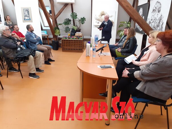 A megemlékezésen Hajnal Jenő, az MNT elnöke is méltatta az írónő munkásságát (Kazinczy Paszterkó Diana felvétele) A megemlékezésen Hajnal Jenő, az MNT elnöke is méltatta az írónő munkásságát (Kazinczy Paszterkó Diana felvétele)