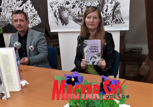 A rendezvény keretében bemutatták Bencsik Orsolya új kötetét, mely Juhász Erzsébet életművét dolgozza fel (Kazinczy Paszterkó Diana felvétele) A rendezvény keretében bemutatták Bencsik Orsolya új kötetét, mely Juhász Erzsébet életművét dolgozza fel (Kazinczy Paszterkó Diana felvétele)