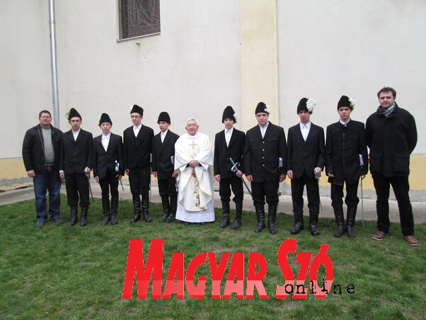 Krisztus-katonák Szenttamáson 2016-ban. Balról jobbra: Majoros Ferenc, Kis Roland, Hodonicki Márk, Robotka István, Fenyvesi Viktor, Ft. Szarvas Péter, Makra György, Kovács Edvárd, Balázs Ricsi, Andróczky Barnabás és Bergel Ákos (Fotó: Paraczky László) Krisztus-katonák Szenttamáson 2016-ban. Balról jobbra: Majoros Ferenc, Kis Roland, Hodonicki Márk, Robotka István, Fenyvesi Viktor, Ft. Szarvas Péter, Makra György, Kovács Edvárd, Balázs Ricsi, Andróczky Barnabás és Bergel Ákos (Fotó: Paraczky László)