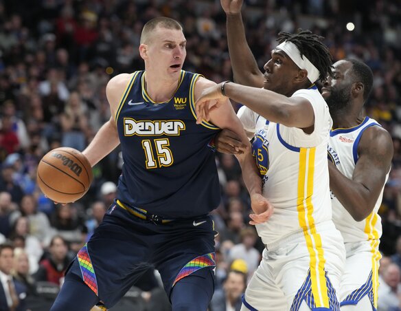 Szokásos kép a denveri meccsről: két védő Nikola Jokićon (Fotó: Beta/AP) Szokásos kép a denveri meccsről: két védő Nikola Jokićon (Fotó: Beta/AP)