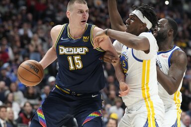 Szokásos kép a denveri meccsről: két védő Nikola Jokićon (Fotó: Beta/AP)