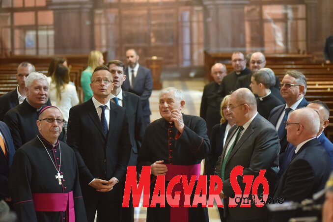 A Szent Teréz-székesegyházat, illetve annak helyreállítási munkálatait is megtekintették (Molnár Edvárd felvétele) A Szent Teréz-székesegyházat, illetve annak helyreállítási munkálatait is megtekintették (Molnár Edvárd felvétele)