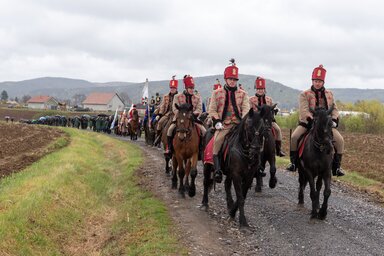 Ny�r�dszereda, 2022. �prilis 23.
Lovas husz�rok vonulnak a Magyarok Kenyere - 15 milli� b�zaszem program kezdet�t jelz� K�rp�t-medencei b�zaszentel� �nneps�gen az erd�lyi Ny�r�dszered�ban 2022. �prilis 23-�n.
MTI/Kiss G�bor