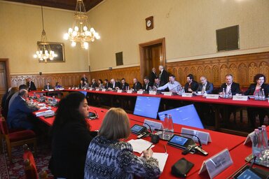 Budapest, 2022. �prilis 25.
R�sztvev�k az Orsz�ggy�l�s alakul� �l�s�t el�k�sz�t� t�rgyal�son a Parlamentben 2022. �prilis 25-�n.
MTI/Illy�s Tibor