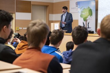 Budapest, 2022. �prilis 25.
�der J�nos k�zt�rsas�gi eln�k a 7. K�rp�t-medencei Fenntarthat�s�gi T�mah�t c�m� rendezv�nysorozat nyit�napj�n kl�mav�ltoz�ssal kapcsolatos el�ad�st tart a budapesti Piarista Gimn�zium di�kjainak 2022. �prilis 25-�n.
MTI/Szig