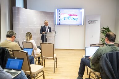 Budapest, 2022. �prilis 27.
Pot�pi �rp�d J�nos, a Minisztereln�ks�g nemzetpolitik��rt felel�s �llamtitk�ra sajt�t�j�koztat�t tart Budapesten, a D50 Kultur�lis K�zpontban 2022. �prilis 27-�n. K�tmilli�rd forintos t�mogat�st nyertek el k�lhoni magyar szerv