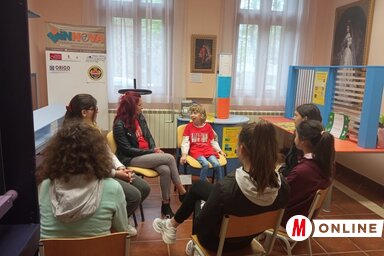 Nagy Tóth Ildikó és kislánya, Nagy Anna is az élő könyvek szerepébe bújtak (Fotó: Kancsár Izabella felvétele)