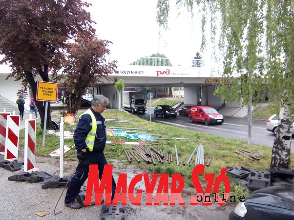 A vasúti közlekedés beindult ugyan, de a felüljárókon, pontosabban azok környékén további munkálatokat kell végezni (Fotó: Szeli Balázs felvétele) A vasúti közlekedés beindult ugyan, de a felüljárókon, pontosabban azok környékén további munkálatokat kell végezni (Fotó: Szeli Balázs felvétele)