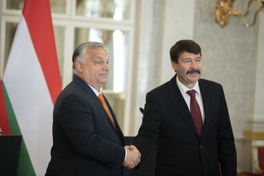 Budapest, 2022. �prilis 29.
A Minisztereln�ki Sajt�iroda �ltal k�zreadott k�pen Orb�n Viktor minisztereln�k, az orsz�ggy�l�si v�laszt�sokon gy�ztes Fidesz-KDNP p�rtsz�vets�g minisztereln�k-jel�ltje (b) �s �der J�nos k�zt�rsas�gi eln�k kezet fog a S�ndor-