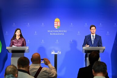 Budapest, 2022. �prilis 28.
Guly�s Gergely, a Minisztereln�ks�get vezet� miniszter �s Szentkir�lyi Alexandra korm�nysz�viv� a Korm�nyinf� sajt�t�j�koztat�n a Minisztereln�ki Kabinetiroda Garibaldi utcai sajt�term�ben 2022. �prilis 28-�n.
MTI/M�th� Zolt�
