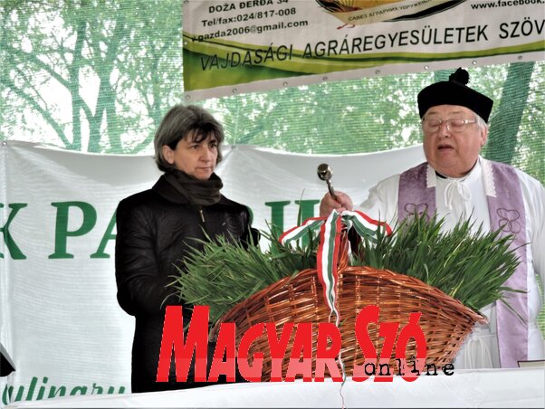 Az újbúza megszentelése (Horváth Zsolt felvétele) Az újbúza megszentelése (Horváth Zsolt felvétele)