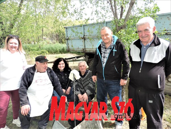 Ha nem kerülünk a Magyar Szó címoldalára, színes képpel, akkor megkeresünk – mondták nevetve a csókai falugazdászok (Horváth Zsolt Ha nem kerülünk a Magyar Szó címoldalára, színes képpel, akkor megkeresünk – mondták nevetve a csókai falugazdászok (Horváth Zsolt