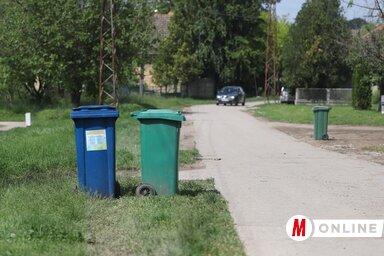 A háztartások több mint felének van már kék kukája (Fotó: Lakatos János)