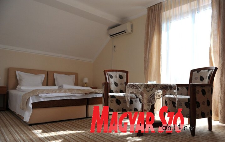 A villában Standard, Romantic, Deluxe, Comfort+ és Duplex szobák is vannak A villában Standard, Romantic, Deluxe, Comfort+ és Duplex szobák is vannak