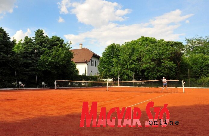 Sportolási lehetőség is várja a látogatókat, a villával szemben teniszpálya található
