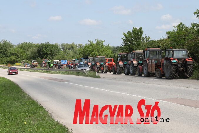 Egyelőre az út mentén tiltakoznak a gazdák Kishegyesen (Lakatos János felvétele)
