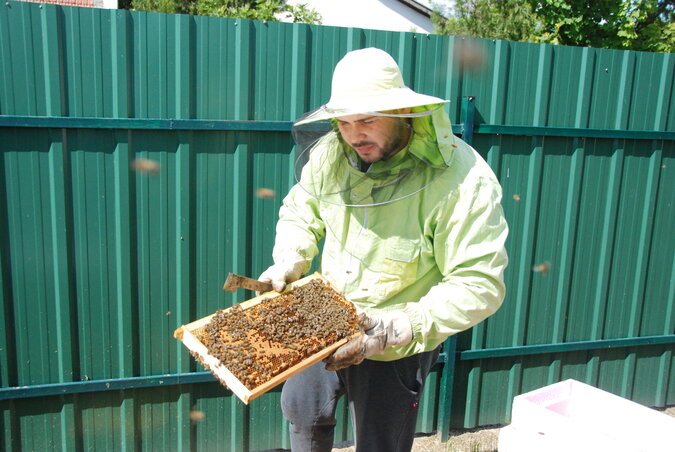 A hálós ruha az egyik elengedhetetlen felszerelése a méhészkedésnek