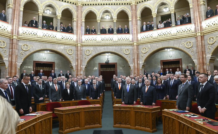 A parlament 199 tagjának eskütétele, köztük Orbán Viktor miniszterelnök (jobbról a harmadik az első sorban) – MTI-fotó