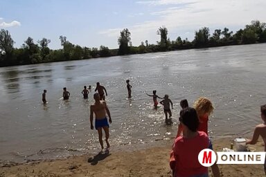 A bátrak már megmártóztak a Tiszában