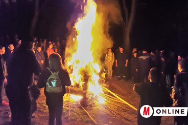 A tábortüzet elsősorban kisgyermekes családok és az ifjúság érkezett megtekinteni (Fotó: Kazinczy Paszterkó Diana felvétele)