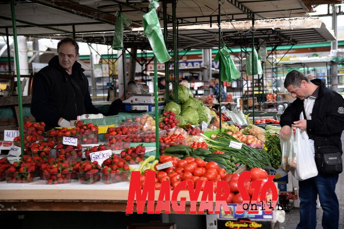A piacon áruló őstermelőknek egyelőre nem kötelező az új pénztárgépek használata (Fotó: Dávid Csilla)