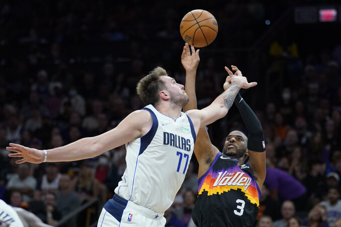 Dončić blokkolni próbálja Chris Paul kísérletét (Beta/AP)