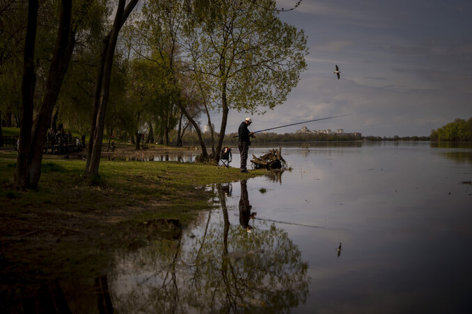 Az élet megy tovább. Békés horgászás a Dnyeperen. A felvétel május 1-jén készült Kijev környékén (Fotó: AP/Beta)