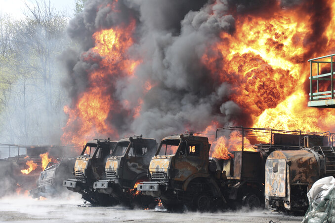 Teherautók lángolnak a donyecki körzetben levő Makiivkánál a helyi olajtárolót ért találatot követően (Fotó: AP/Beta)