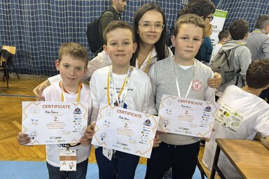 Ricz Bálint, Lasztovics Máté és Bíró Benedek tanárnőjükkel, Kéringer Dorinával (Fotó: Petőfi Sándor Általános Iskola)