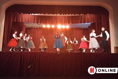 A kishegyesi Cselefendi táncegyüttes Mátyás király aranyszőrű báránya című előadása (Fotó: Kancsár Izabella felvétele)