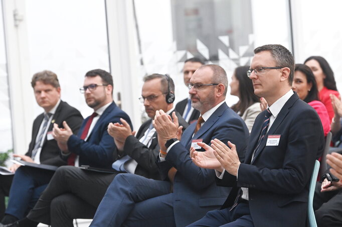 Rétvári Bence, az Emberi Erőforrások Minisztériumának parlamenti államtitkára (jobbról) is részt vett a konferencia nyitó napján (Fotó: MTI) Rétvári Bence, az Emberi Erőforrások Minisztériumának parlamenti államtitkára (jobbról) is részt vett a konferencia nyitó napján (Fotó: MTI)