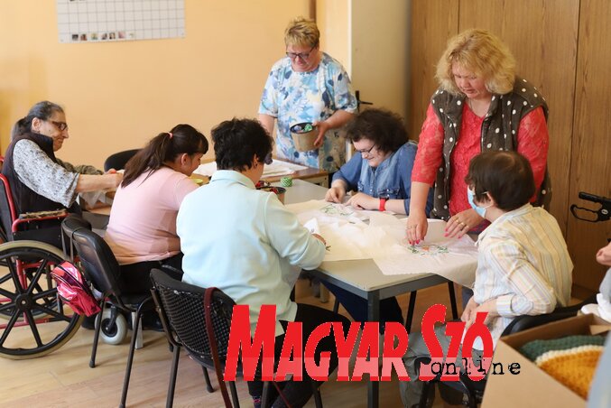 Major Márta vezetésével készülnek a hímzett párnák (Lakatos János felvétele) Major Márta vezetésével készülnek a hímzett párnák (Lakatos János felvétele)