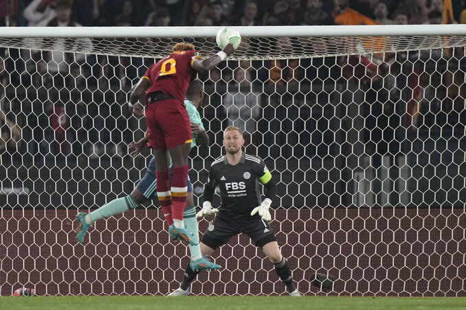 Abraham fejese Schmeichel kapujába tart (Fotó: Beta/AP) Abraham fejese Schmeichel kapujába tart (Fotó: Beta/AP)