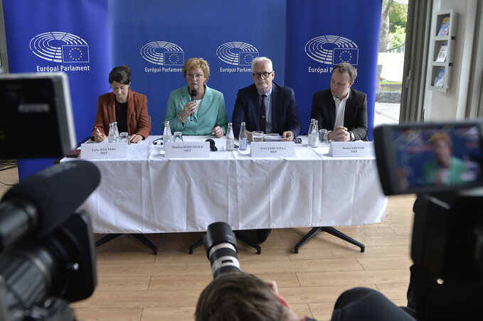 Lara Wolters, Monika Hohlmeier, Petri Sarvamaa és Daniel Freund (Fotó: MTI) Lara Wolters, Monika Hohlmeier, Petri Sarvamaa és Daniel Freund (Fotó: MTI)