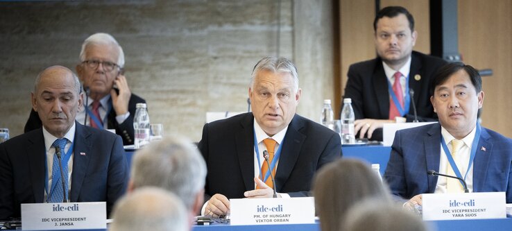 Középen Orbán Viktor (Fotó: MTI/Miniszterelnöki Sajtóiroda) Középen Orbán Viktor (Fotó: MTI/Miniszterelnöki Sajtóiroda)