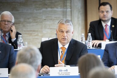 Középen Orbán Viktor (Fotó: MTI/Miniszterelnöki Sajtóiroda)