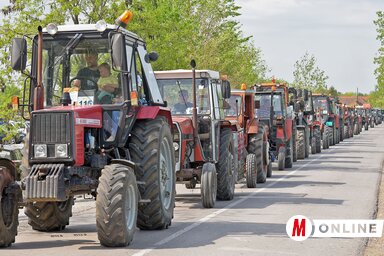 Több, mint 140 traktor vett részt a felvonuláson és a versenyeken (Gergely Árpád felvétele)