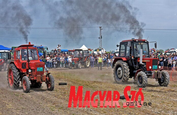 Több, mint 140 traktor vett részt a felvonuláson és a versenyeken (Gergely Árpád felvétele)