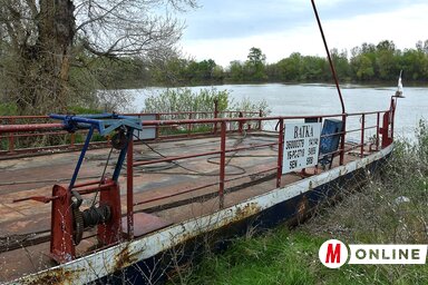 Mint partra vetett vergődő hal, sorsára van hagyva a bátkai komp (Gergely József felvétele)