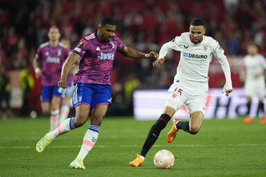 En Nesziriék újabb EL-trófeát nyerhetnek a Sevillának (Fotó: Beta/AP)