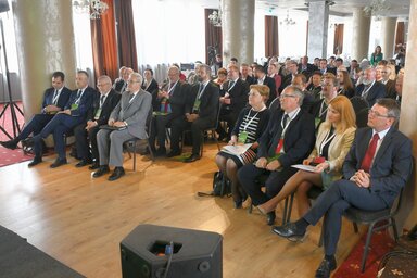 Sepsiszentgy�rgy, 2022. m�jus 7.
R�sztvev�k az Erd�lyi Magyar Nemzeti Tan�cs (EMNT) tiszt�j�t� k�ld�ttgy�l�s�n Sepsiszentgy�rgy�n, a Leonor Ballroom rendezv�nyteremben 2022. m�jus 7-�n. Az els� sorban Szili Katalin minisztereln�ki megb�zott (j4), Tor� T.