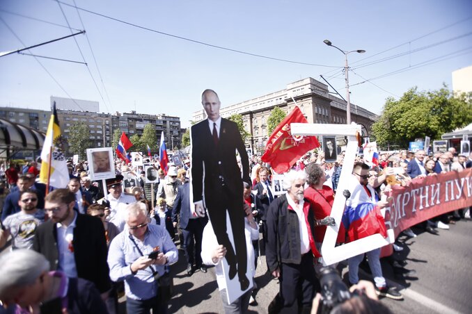 A Halhatatlan ezred belgrádi felvonulásán – amelyet az orosz nagykövetség szervezett – egy Putyin-más és a Z betű is megjelent (Fotó: Beta)